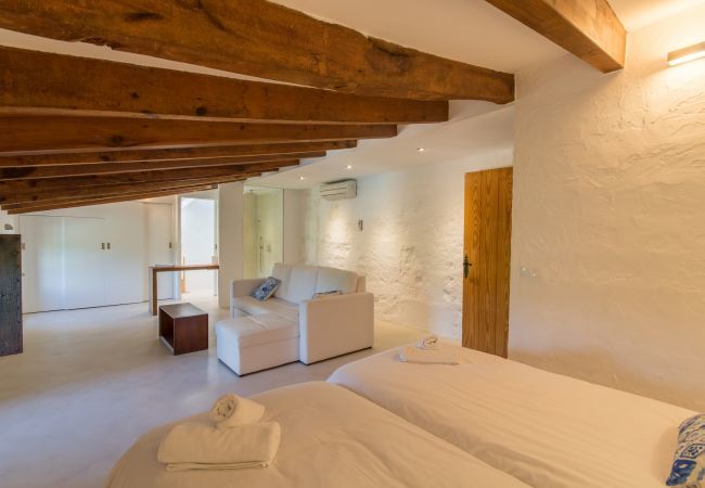 Rural house with pool for 10 people in Búger, Mallorca. 5 DBR, 5 BR, extra beds, AC, chimney, free Wifi Internet, wonderful garden with large pool and great BBQ area