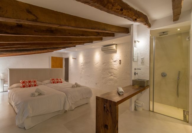 Rural house with pool for 10 people in Búger, Mallorca. 5 DBR, 5 BR, extra beds, AC, chimney, free Wifi Internet, wonderful garden with large pool and great BBQ area