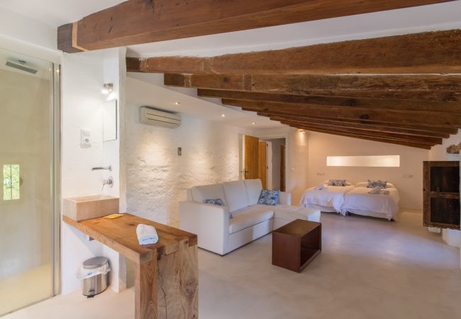 Rural house with pool for 10 people in Búger, Mallorca. 5 DBR, 5 BR, extra beds, AC, chimney, free Wifi Internet, wonderful garden with large pool and great BBQ area