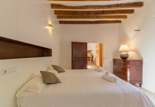 Rural house with pool for 10 people in Búger, Mallorca. 5 DBR, 5 BR, extra beds, AC, chimney, free Wifi Internet, wonderful garden with large pool and great BBQ area