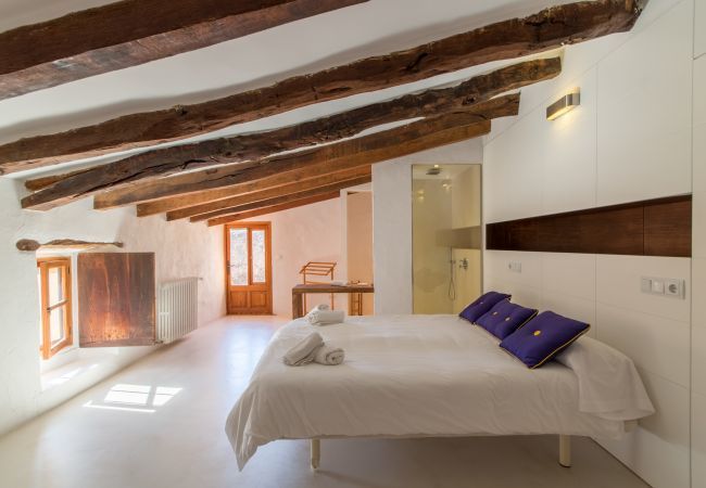 Rural house with pool for 10 people in Búger, Mallorca. 5 DBR, 5 BR, extra beds, AC, chimney, free Wifi Internet, wonderful garden with large pool and great BBQ area