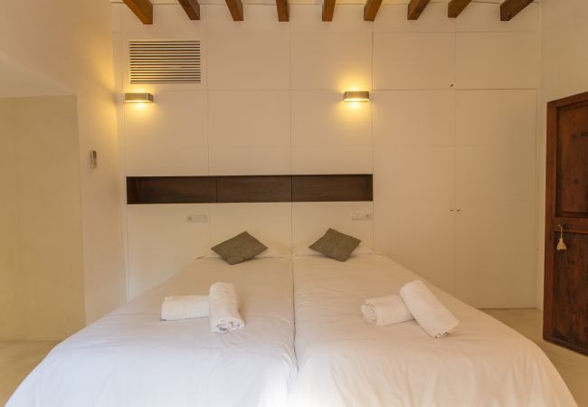 Rural house with pool for 10 people in Búger, Mallorca. 5 DBR, 5 BR, extra beds, AC, chimney, free Wifi Internet, wonderful garden with large pool and great BBQ area