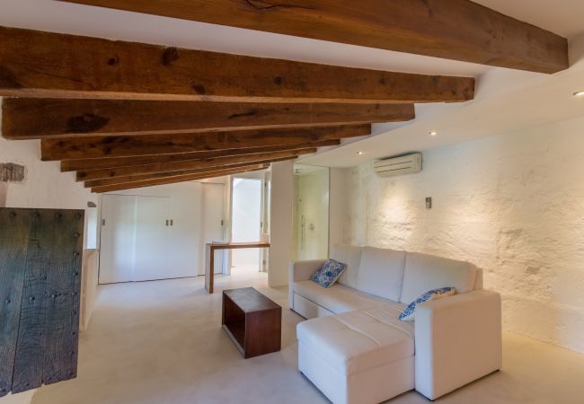 Rural house with pool for 10 people in Búger, Mallorca. 5 DBR, 5 BR, extra beds, AC, chimney, free Wifi Internet, wonderful garden with large pool and great BBQ area