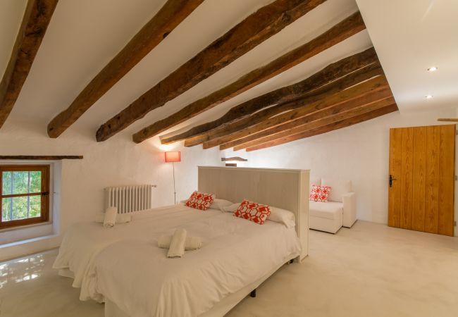 Rural house with pool for 10 people in Búger, Mallorca. 5 DBR, 5 BR, extra beds, AC, chimney, free Wifi Internet, wonderful garden with large pool and great BBQ area