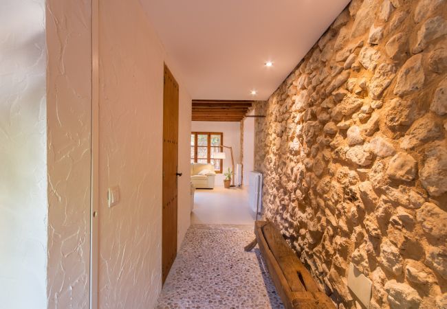 Rural house with pool for 10 people in Búger, Mallorca. 5 DBR, 5 BR, extra beds, AC, chimney, free Wifi Internet, wonderful garden with large pool and great BBQ area