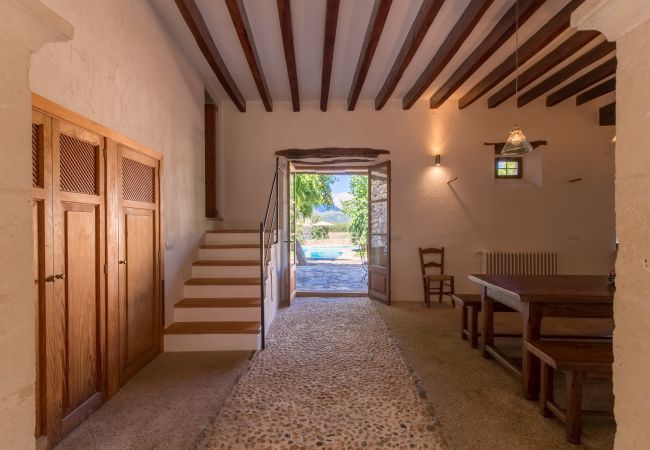 Rural house with pool for 10 people in Búger, Mallorca. 5 DBR, 5 BR, extra beds, AC, chimney, free Wifi Internet, wonderful garden with large pool and great BBQ area