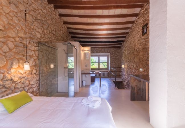 Rural house with pool for 10 people in Búger, Mallorca. 5 DBR, 5 BR, extra beds, AC, chimney, free Wifi Internet, wonderful garden with large pool and great BBQ area