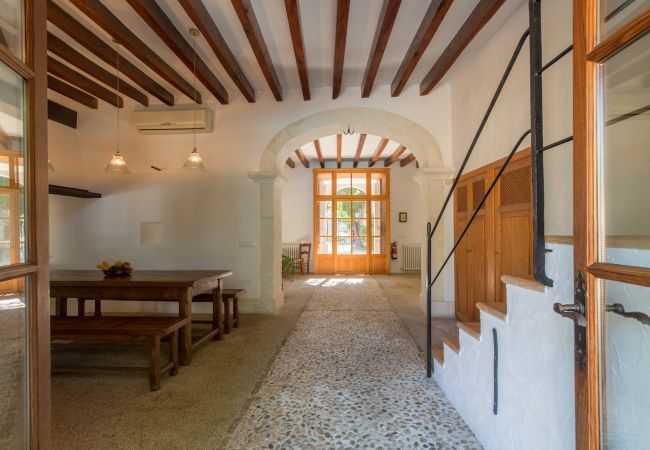 Rural house with pool for 10 people in Búger, Mallorca. 5 DBR, 5 BR, extra beds, AC, chimney, free Wifi Internet, wonderful garden with large pool and great BBQ area