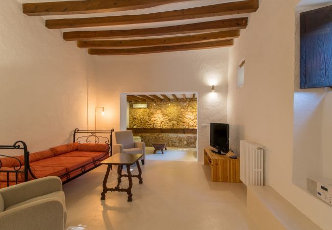 Rural house with pool for 10 people in Búger, Mallorca. 5 DBR, 5 BR, extra beds, AC, chimney, free Wifi Internet, wonderful garden with large pool and great BBQ area