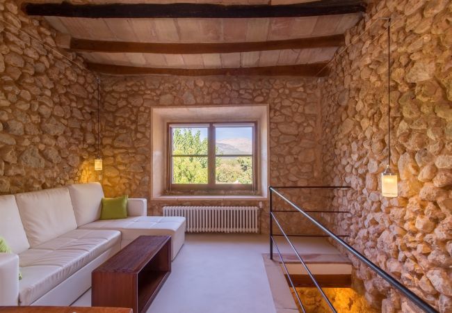 Rural house with pool for 10 people in Búger, Mallorca. 5 DBR, 5 BR, extra beds, AC, chimney, free Wifi Internet, wonderful garden with large pool and great BBQ area