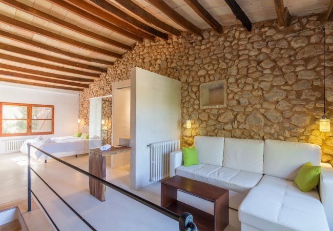 Rural house with pool for 10 people in Búger, Mallorca. 5 DBR, 5 BR, extra beds, AC, chimney, free Wifi Internet, wonderful garden with large pool and great BBQ area