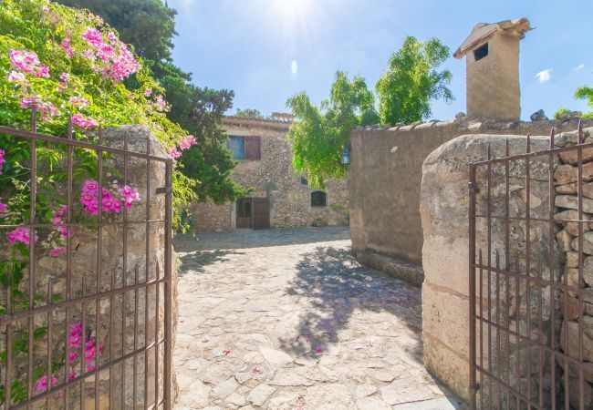 Rural house with pool for 10 people in Búger, Mallorca. 5 DBR, 5 BR, extra beds, AC, chimney, free Wifi Internet, wonderful garden with large pool and great BBQ area