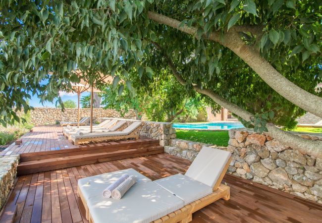 Rural house with pool for 10 people in Búger, Mallorca. 5 DBR, 5 BR, extra beds, AC, chimney, free Wifi Internet, wonderful garden with large pool and great BBQ area