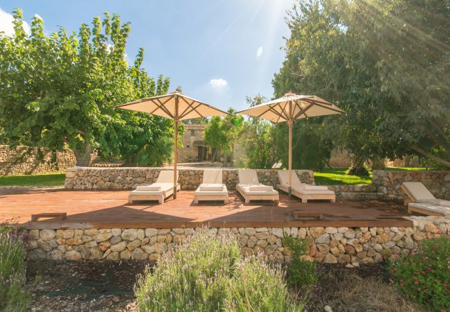 Rural house with pool for 10 people in Búger, Mallorca. 5 dormitorios dobles, camas extras, 5 baños, AC, chimenea, Wifi, jardín con piscina y zona barbacoa en la terraza