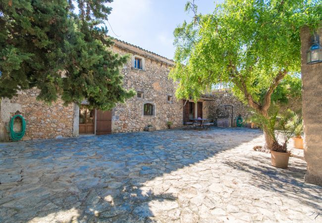 Rural house with pool for 10 people in Búger, Mallorca. 5 DBR, 5 BR, extra beds, AC, chimney, free Wifi Internet, wonderful garden with large pool and great BBQ area