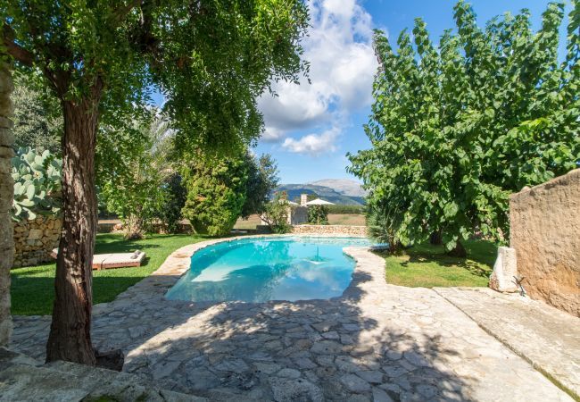 Rural house with pool for 10 people in Búger, Mallorca. 5 DBR, 5 BR, extra beds, AC, chimney, free Wifi Internet, wonderful garden with large pool and great BBQ area