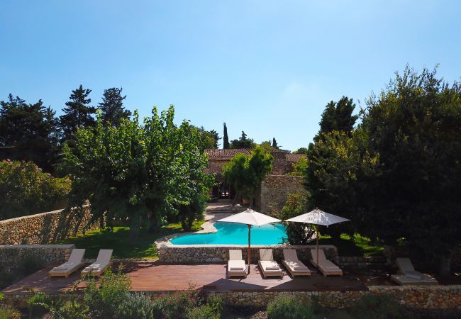 Rural house with pool for 10 people in Búger, Mallorca. 5 DBR, 5 BR, extra beds, AC, chimney, free Wifi Internet, wonderful garden with large pool and great BBQ area