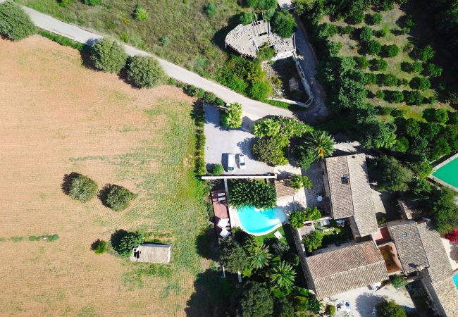 Rural house with pool for 10 people in Búger, Mallorca. 5 DBR, 5 BR, extra beds, AC, chimney, free Wifi Internet, wonderful garden with large pool and great BBQ area