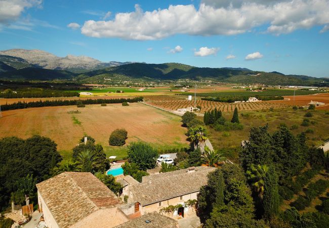 Rural house with pool for 10 people in Búger, Mallorca. 5 DBR, 5 BR, extra beds, AC, chimney, free Wifi Internet, wonderful garden with large pool and great BBQ area