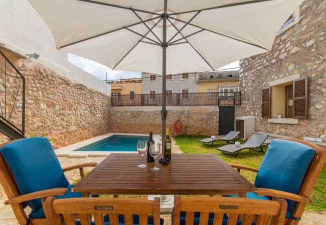 House with pool for 6 people in Binissalem, Mallorca. 3 DBR, 2 BR, 1 shower bathroom outside, AC, free wifi, fenced pool, barbecue and sun terrace.
