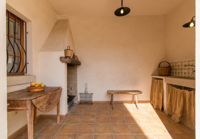 House with pool for 6 people in Binissalem, Mallorca. 3 DBR, 2 BR, 1 shower bathroom outside, AC, free wifi, fenced pool, barbecue and sun terrace.