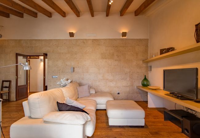 House with pool for 6 people in Binissalem, Mallorca. 3 DBR, 2 BR, 1 shower bathroom outside, AC, free wifi, fenced pool, barbecue and sun terrace.