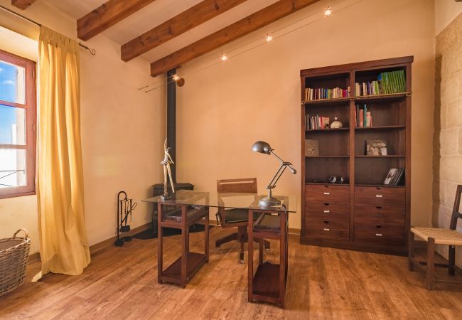 House with pool for 6 people in Binissalem, Mallorca. 3 DBR, 2 BR, 1 shower bathroom outside, AC, free wifi, fenced pool, barbecue and sun terrace.