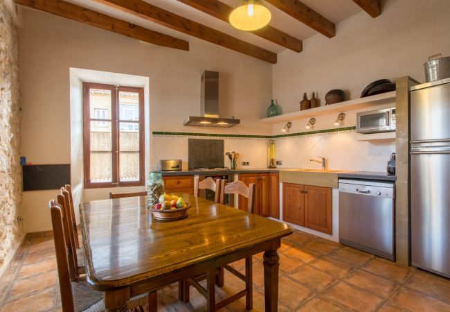 House with pool for 6 people in Binissalem, Mallorca. 3 DBR, 2 BR, 1 shower bathroom outside, AC, free wifi, fenced pool, barbecue and sun terrace.