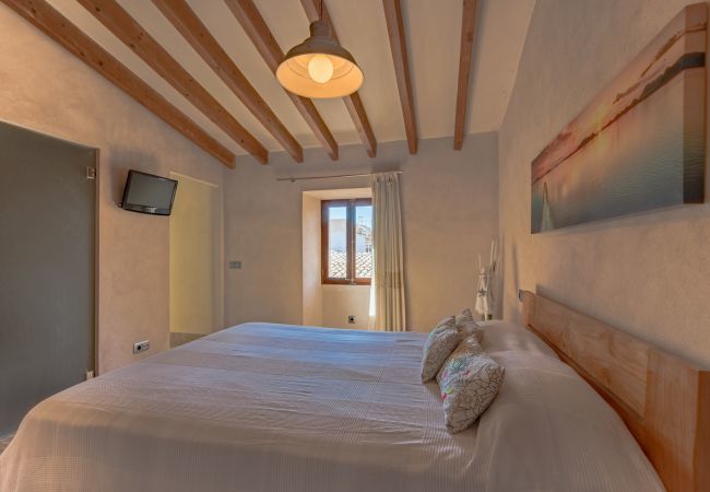 House with pool for 6 people in Binissalem, Mallorca. 3 DBR, 2 BR, 1 shower bathroom outside, AC, free wifi, fenced pool, barbecue and sun terrace.