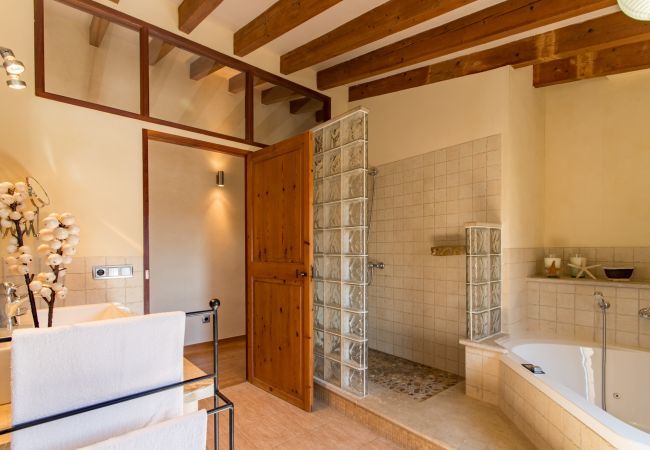 House with pool for 6 people in Binissalem, Mallorca. 3 DBR, 2 BR, 1 shower bathroom outside, AC, free wifi, fenced pool, barbecue and sun terrace.