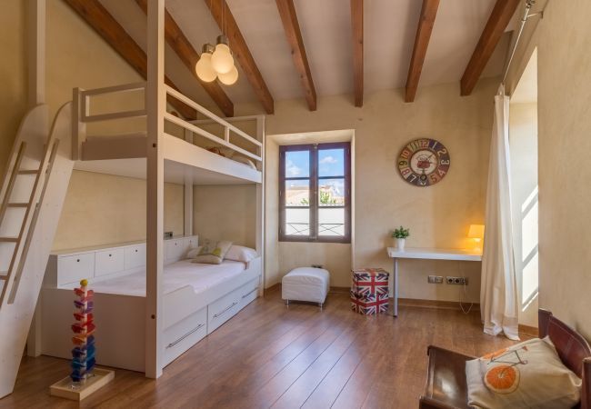 House with pool for 6 people in Binissalem, Mallorca. 3 DBR, 2 BR, 1 shower bathroom outside, AC, free wifi, fenced pool, barbecue and sun terrace.