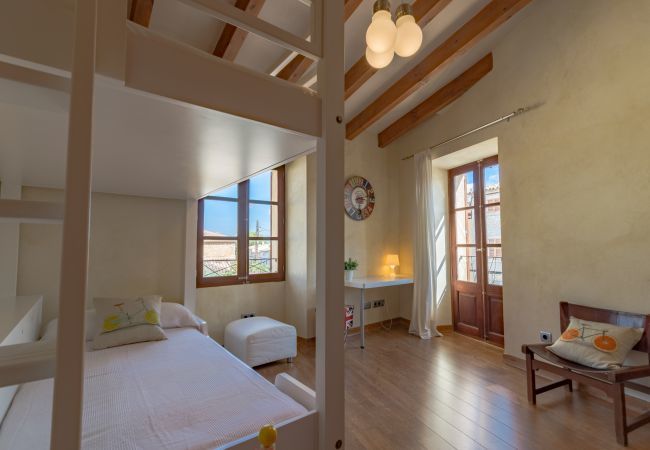 House with pool for 6 people in Binissalem, Mallorca. 3 DBR, 2 BR, 1 shower bathroom outside, AC, free wifi, fenced pool, barbecue and sun terrace.