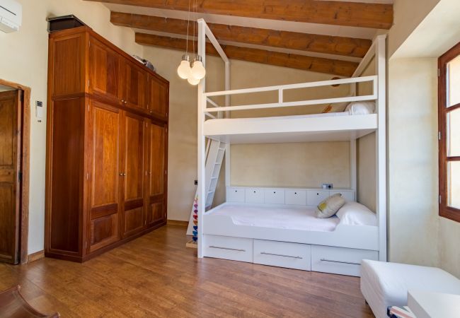 House with pool for 6 people in Binissalem, Mallorca. 3 DBR, 2 BR, 1 shower bathroom outside, AC, free wifi, fenced pool, barbecue and sun terrace.