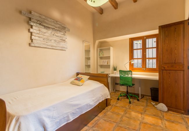 House with pool for 6 people in Binissalem, Mallorca. 3 DBR, 2 BR, 1 shower bathroom outside, AC, free wifi, fenced pool, barbecue and sun terrace.