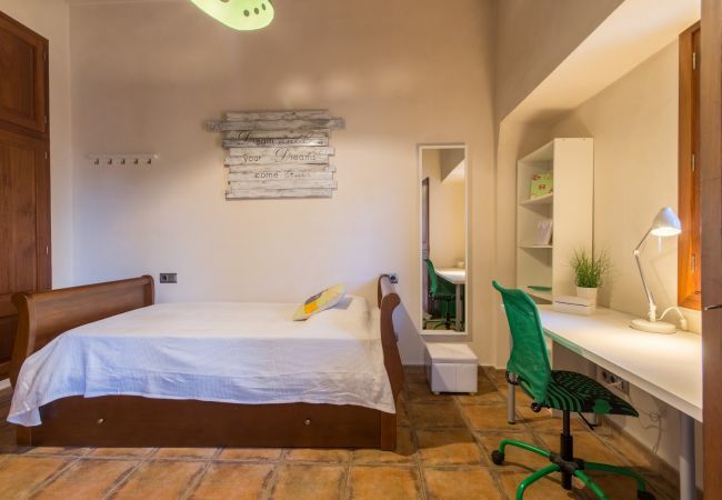 House with pool for 6 people in Binissalem, Mallorca. 3 DBR, 2 BR, 1 shower bathroom outside, AC, free wifi, fenced pool, barbecue and sun terrace.