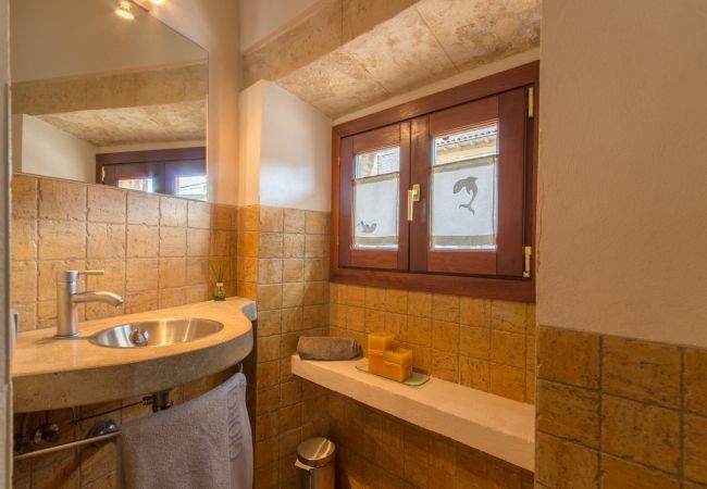 House with pool for 6 people in Binissalem, Mallorca. 3 DBR, 2 BR, 1 shower bathroom outside, AC, free wifi, fenced pool, barbecue and sun terrace.