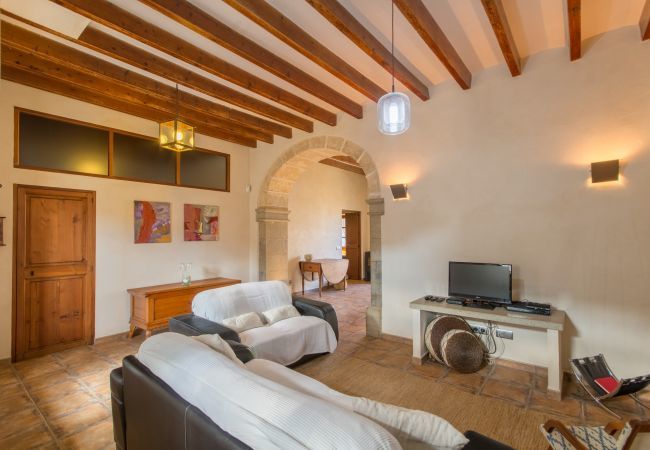 House with pool for 6 people in Binissalem, Mallorca. 3 DBR, 2 BR, 1 shower bathroom outside, AC, free wifi, fenced pool, barbecue and sun terrace.