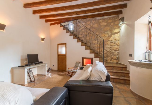 House with pool for 6 people in Binissalem, Mallorca. 3 DBR, 2 BR, 1 shower bathroom outside, AC, free wifi, fenced pool, barbecue and sun terrace.