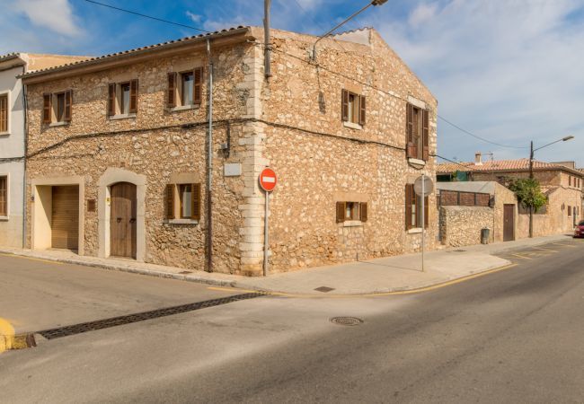 House with pool for 6 people in Binissalem, Mallorca. 3 DBR, 2 BR, 1 shower bathroom outside, AC, free wifi, fenced pool, barbecue and sun terrace.