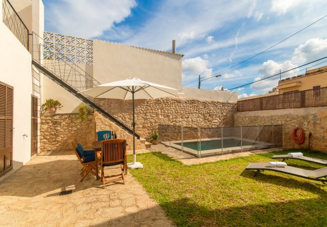House with pool for 6 people in Binissalem, Mallorca. 3 DBR, 2 BR, 1 shower bathroom outside, AC, free wifi, fenced pool, barbecue and sun terrace.