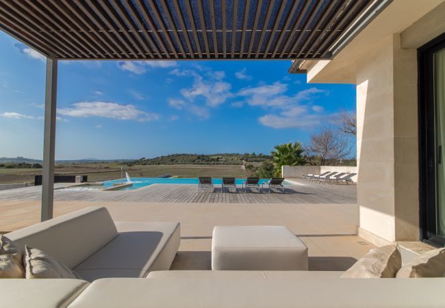 Villa for 8 people with swimming pool in Santa Margalida, Mallorca. 4 DBR, 4 BR en suite, air conditioning, free WIFI internet, pool with jacuzzi, quiet location between Muro and Can Picafort