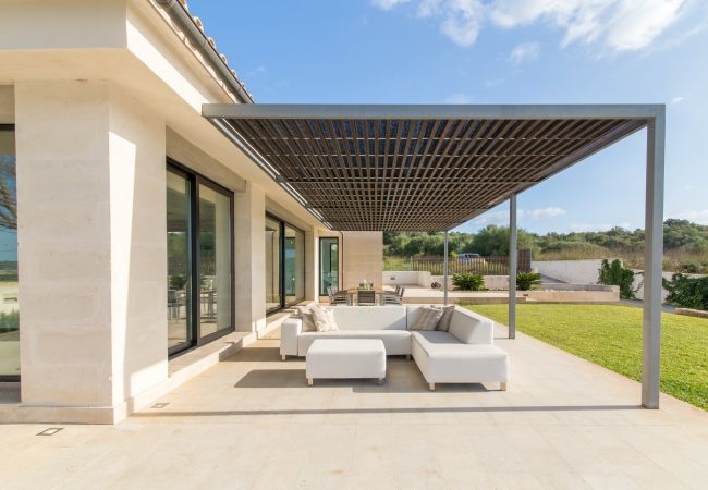 Villa for 8 people with swimming pool in Santa Margalida, Mallorca. 4 DBR, 4 BR en suite, air conditioning, free WIFI internet, pool with jacuzzi, quiet location between Muro and Can Picafort