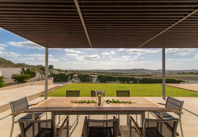 Villa for 8 people with swimming pool in Santa Margalida, Mallorca. 4 DBR, 4 BR en suite, air conditioning, free WIFI internet, pool with jacuzzi, quiet location between Muro and Can Picafort