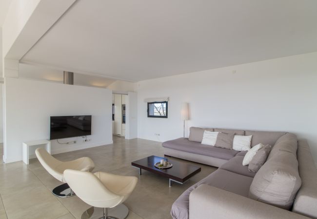 Villa for 8 people with swimming pool in Santa Margalida, Mallorca. 4 DBR, 4 BR en suite, air conditioning, free WIFI internet, pool with jacuzzi, quiet location between Muro and Can Picafort