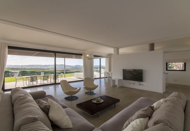 Villa for 8 people with swimming pool in Santa Margalida, Mallorca. 4 DBR, 4 BR en suite, air conditioning, free WIFI internet, pool with jacuzzi, quiet location between Muro and Can Picafort