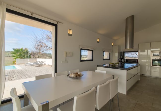 Villa for 8 people with swimming pool in Santa Margalida, Mallorca. 4 DBR, 4 BR en suite, air conditioning, free WIFI internet, pool with jacuzzi, quiet location between Muro and Can Picafort