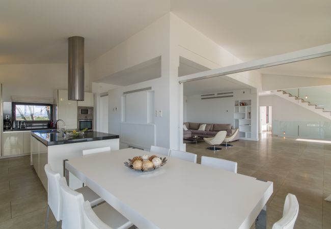 Villa for 8 people with swimming pool in Santa Margalida, Mallorca. 4 DBR, 4 BR en suite, air conditioning, free WIFI internet, pool with jacuzzi, quiet location between Muro and Can Picafort
