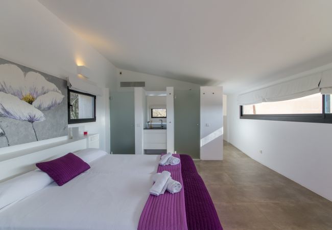 Villa for 8 people with swimming pool in Santa Margalida, Mallorca. 4 DBR, 4 BR en suite, air conditioning, free WIFI internet, pool with jacuzzi, quiet location between Muro and Can Picafort
