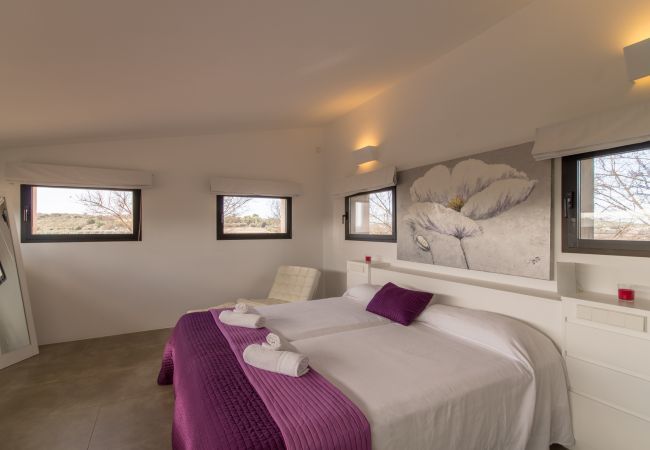 Villa for 8 people with swimming pool in Santa Margalida, Mallorca. 4 DBR, 4 BR en suite, air conditioning, free WIFI internet, pool with jacuzzi, quiet location between Muro and Can Picafort