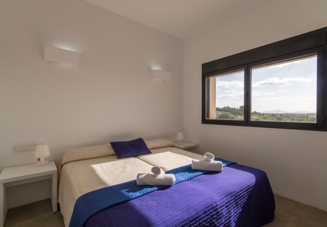 Villa for 8 people with swimming pool in Santa Margalida, Mallorca. 4 DBR, 4 BR en suite, air conditioning, free WIFI internet, pool with jacuzzi, quiet location between Muro and Can Picafort
